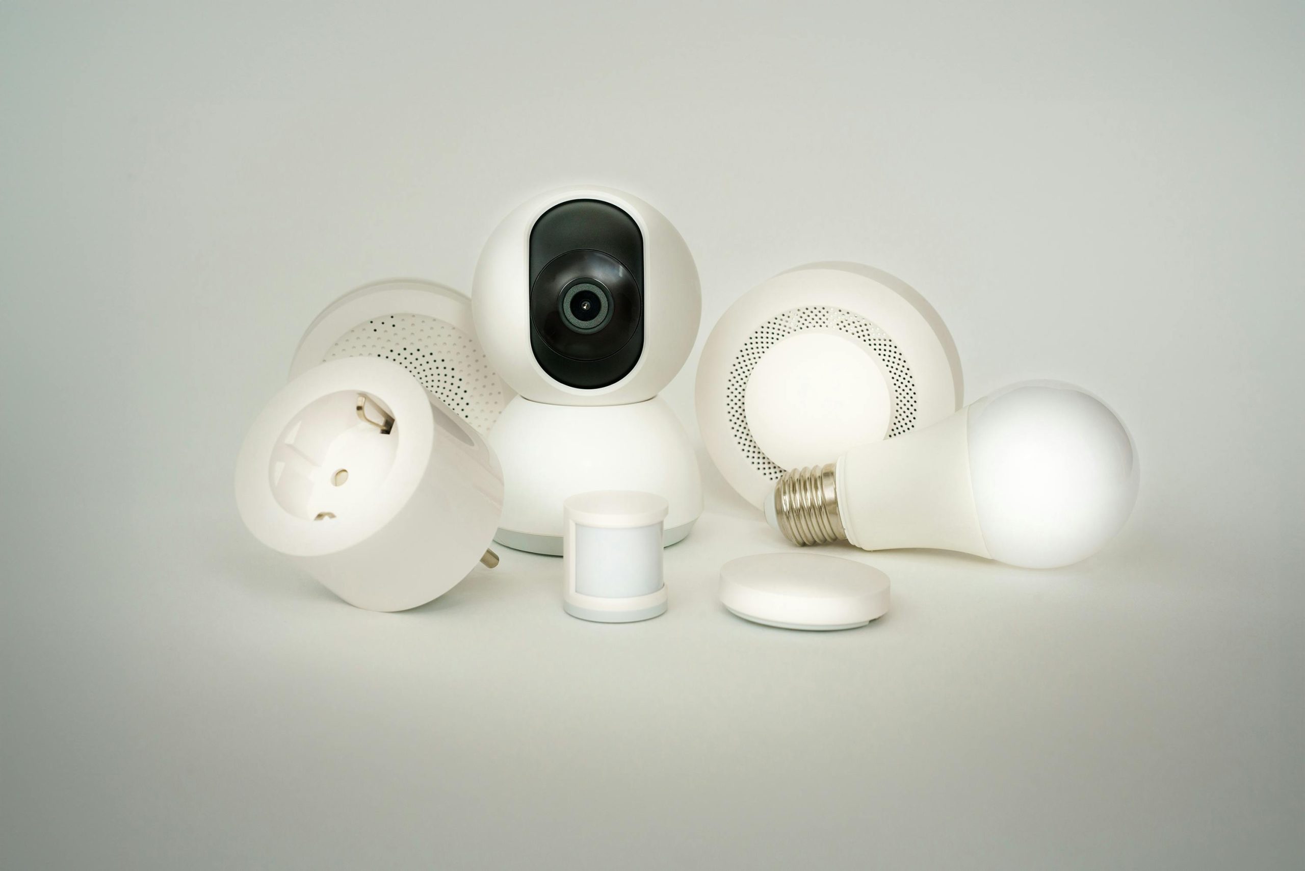Slimme Energie, Slimmer Leven: Hoe Moderne Elektrische Systemen Alledaagse Ruimtes Transformeren A collection of smart home devices including bulbs, sockets, and cameras on a white backdrop.